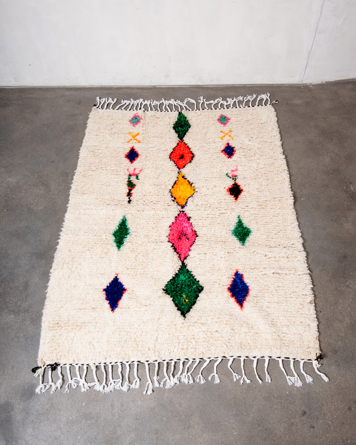Modern designer handcrafted Berber rug from Morocco. Azilal rug with beautiful colors and patterns. Made of sheep’s wool and colourful cotton.